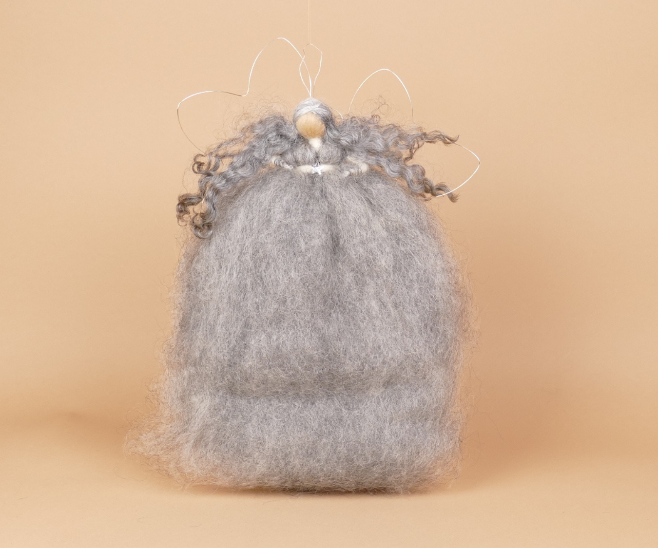 Engel Mellem Grå Metal