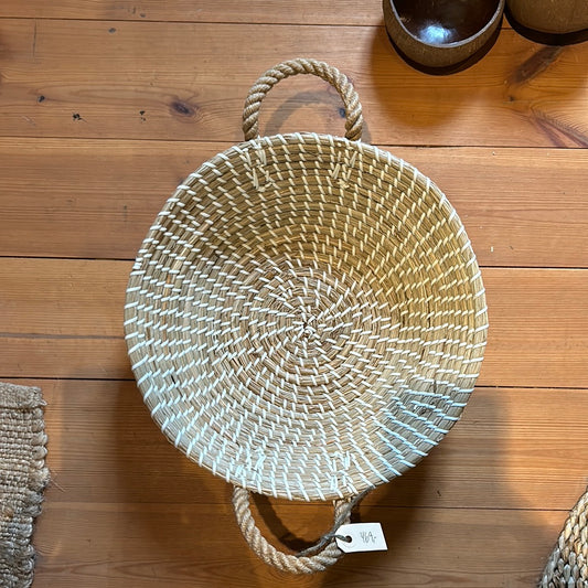 Kraftig flettet Flad Kurv m. Hank