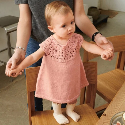 Indy Dress Baby (Norsk) - Strikkeopskrift