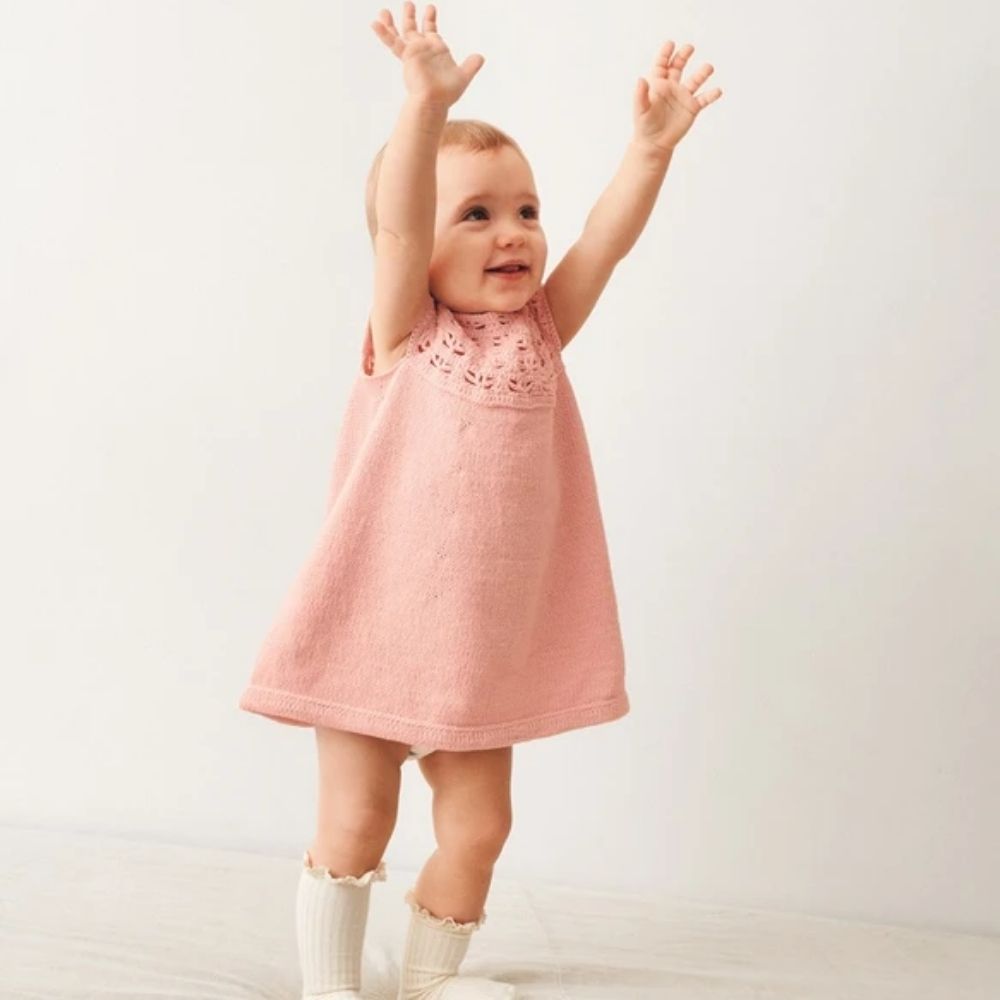 Indy Dress Baby (Norsk) - Strikkeopskrift