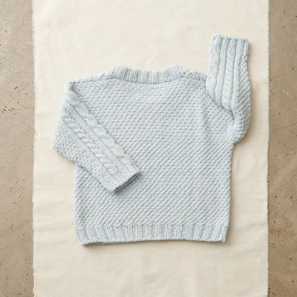 Caspian Sweater Baby (Norsk) - Strikkeopskrift