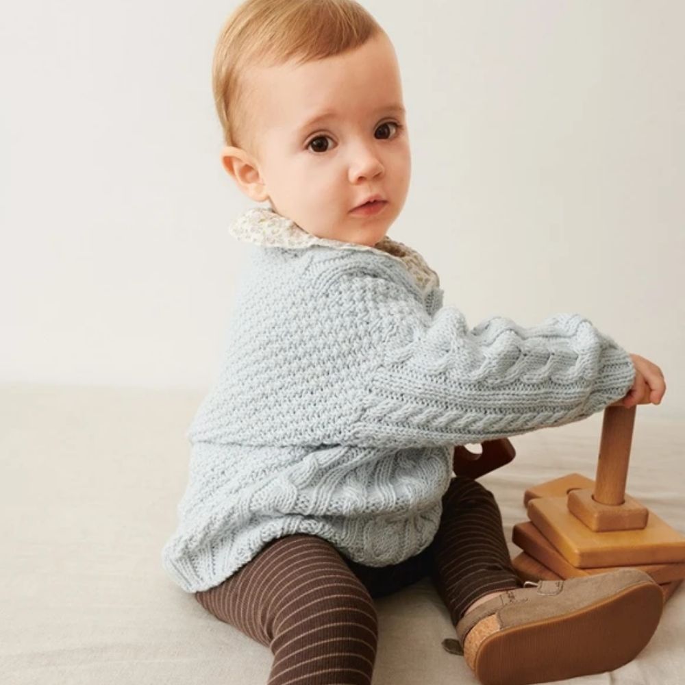 Caspian Sweater Baby (Norsk) - Strikkeopskrift