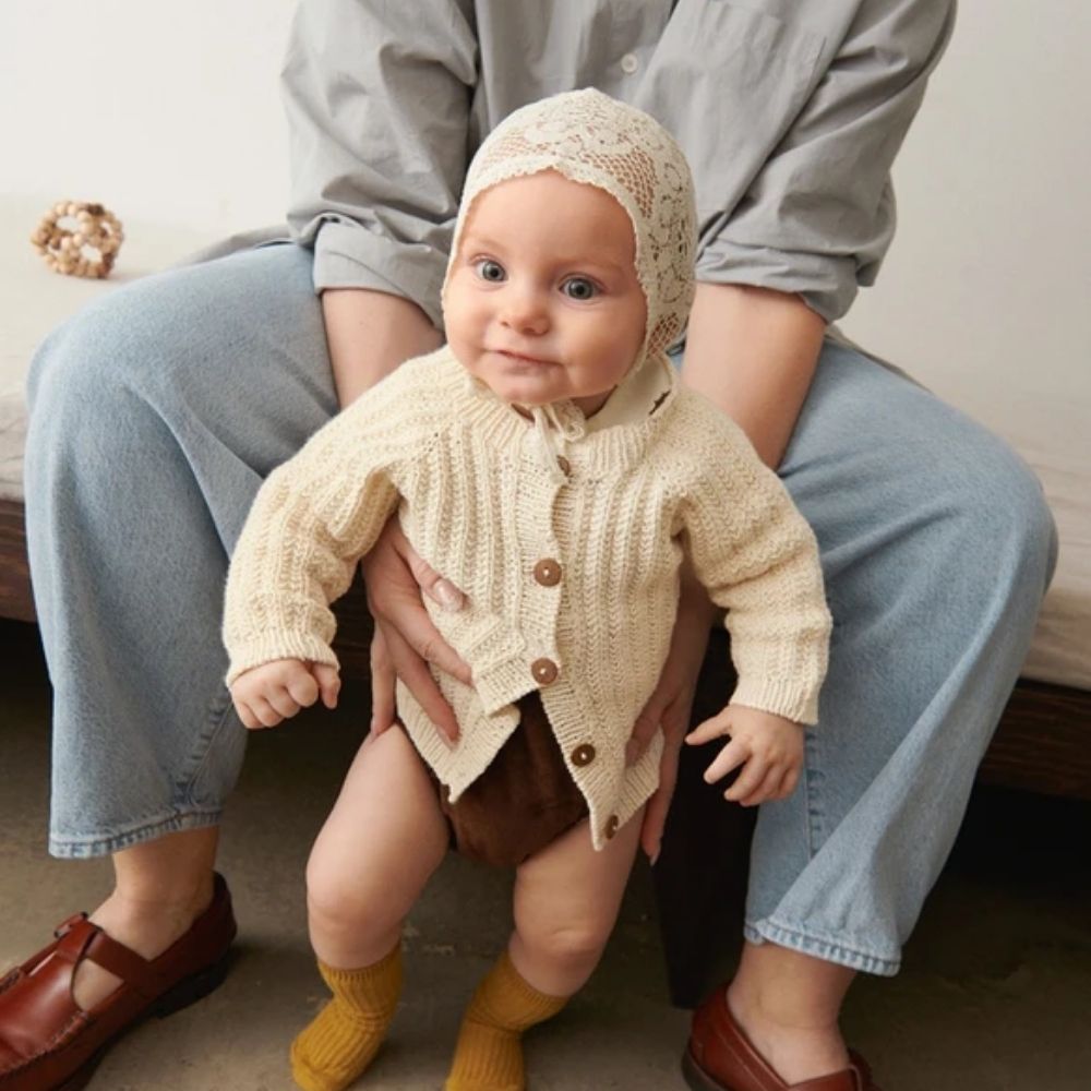 Ellis Cardigan Baby (Norsk) - Strikkeopskrift