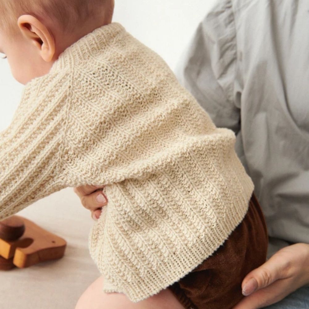 Ellis Cardigan Baby (Norsk) - Strikkeopskrift