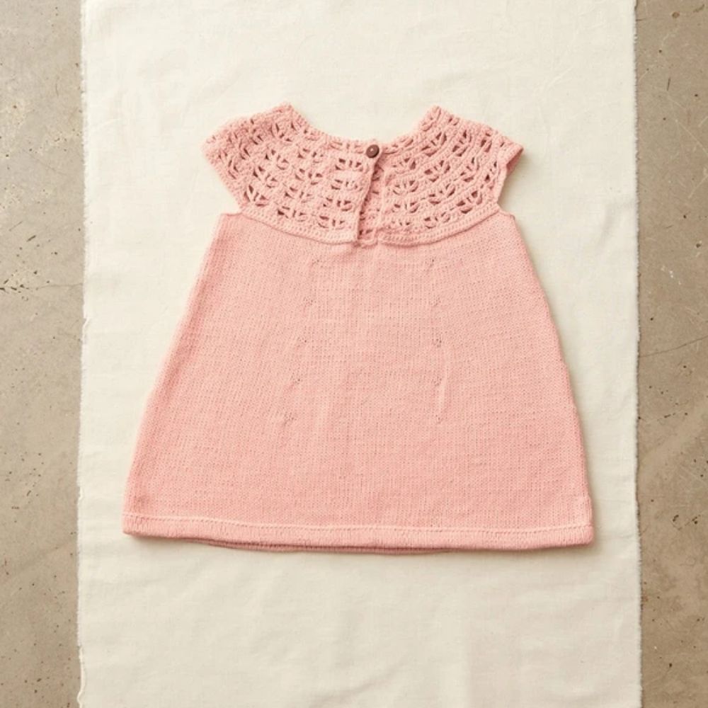 Indy Dress Baby (Norsk) - Strikkeopskrift