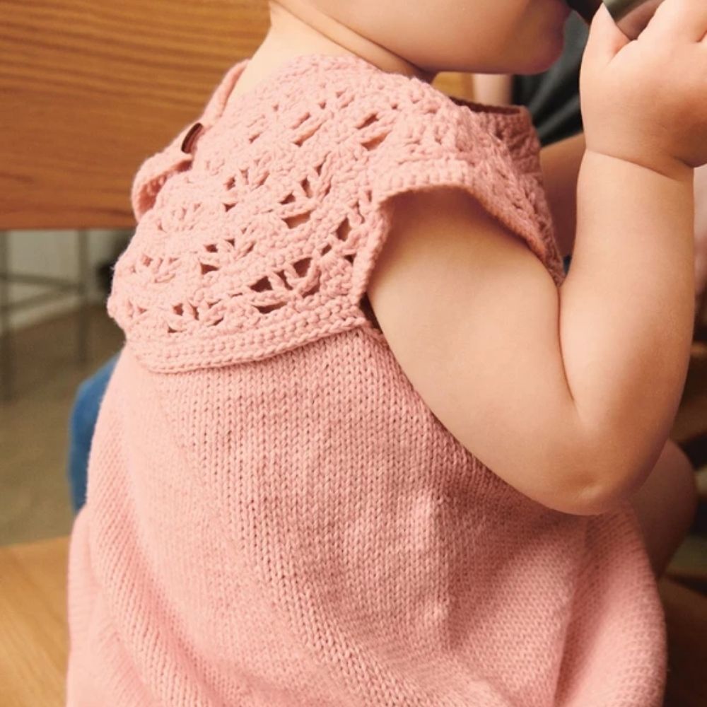 Indy Dress Baby (Norsk) - Strikkeopskrift